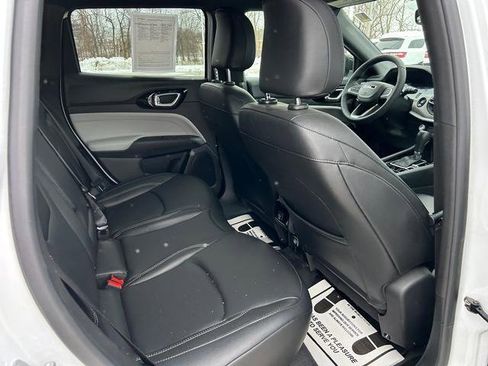 Used 2025 Jeep Compass Limited image 28