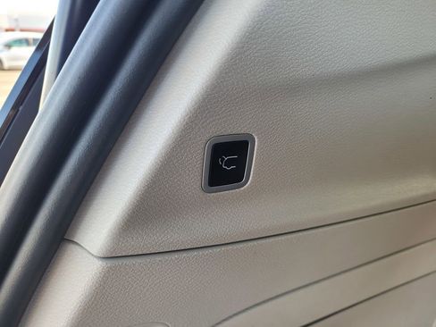 Used 2023 Chrysler Pacifica Limited FWD image 9