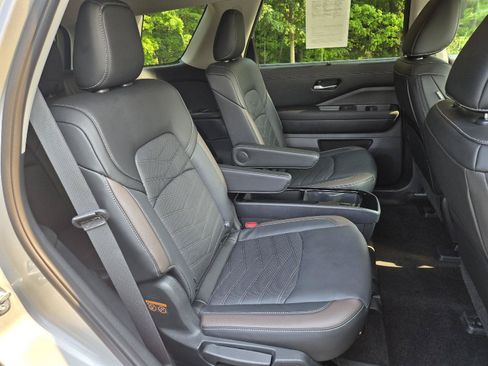 Used 2025 Nissan Pathfinder Platinum AWD/4WD image 29