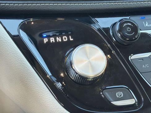 Used 2024 Chrysler Pacifica Select image 16