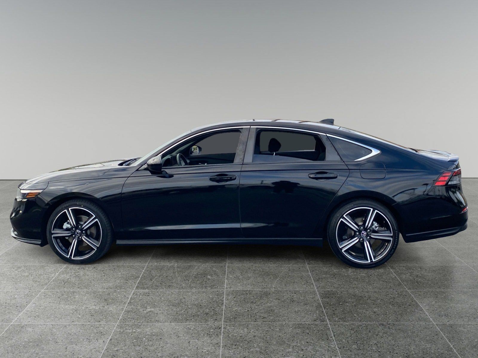 Used 2023 Honda Accord Sport image 2