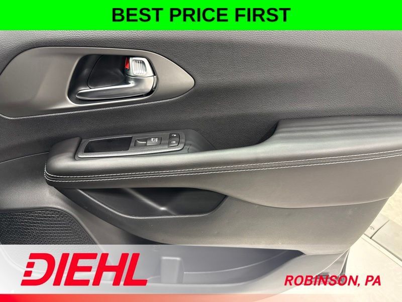 New 2027 Chrysler Pacifica Select w/ Family Tech Group FWD image 18