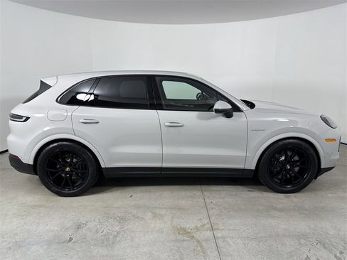 Certified 2025 Porsche Cayenne E-Hybrid image 8