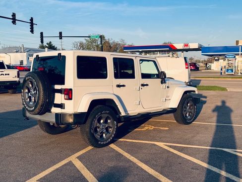 Used 2018 Jeep Wrangler Unlimited Sahara w/ Connectivity Group AWD/4WD image 9