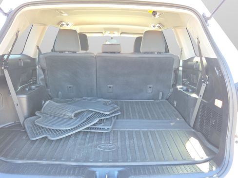 Used 2015 Toyota Highlander LE image 30