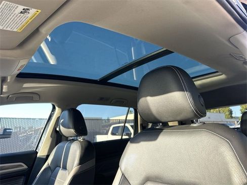 Used 2022 Volkswagen Atlas SEL Premium image 18