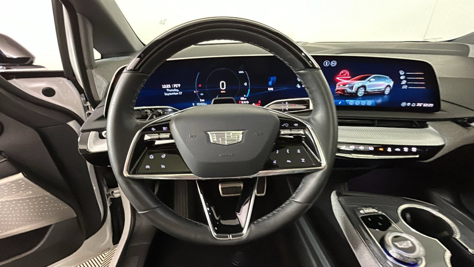 Used 2025 Cadillac Optiq Luxury 2 w/ LPO, Floor Liner Package AWD/4WD image 17