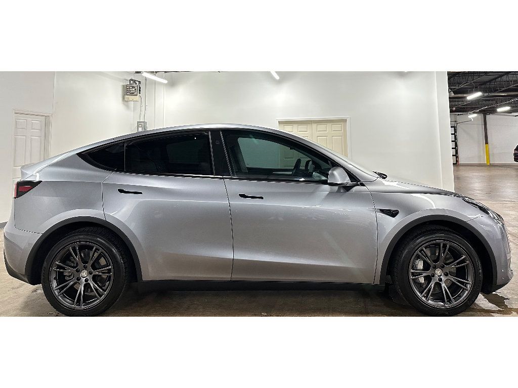 Used 2024 Tesla Model Y Long Range AWD/4WD image 9