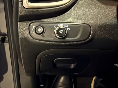 Used 2019 Chevrolet Trax LT w/ LT Convenience Package AWD/4WD image 31