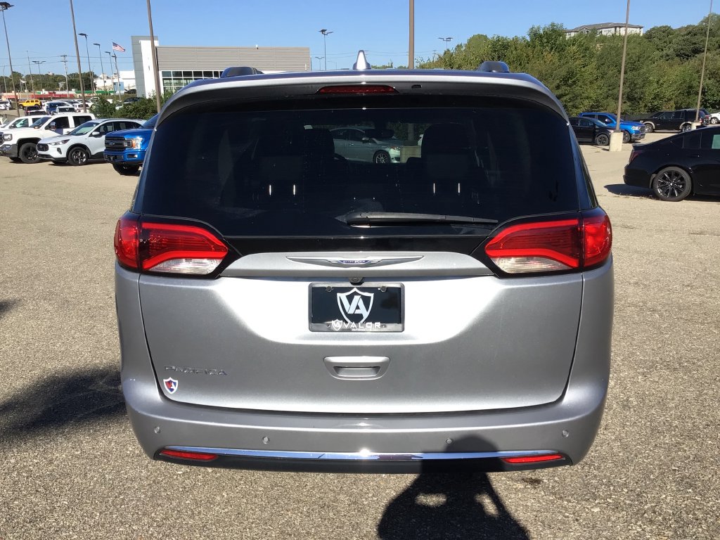 Used 2020 Chrysler Pacifica Touring-L FWD image 5