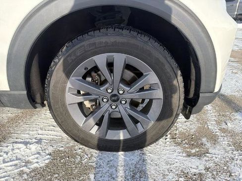 Certified 2022 Ford Explorer XLT w/ Equipment Group 202A image 5