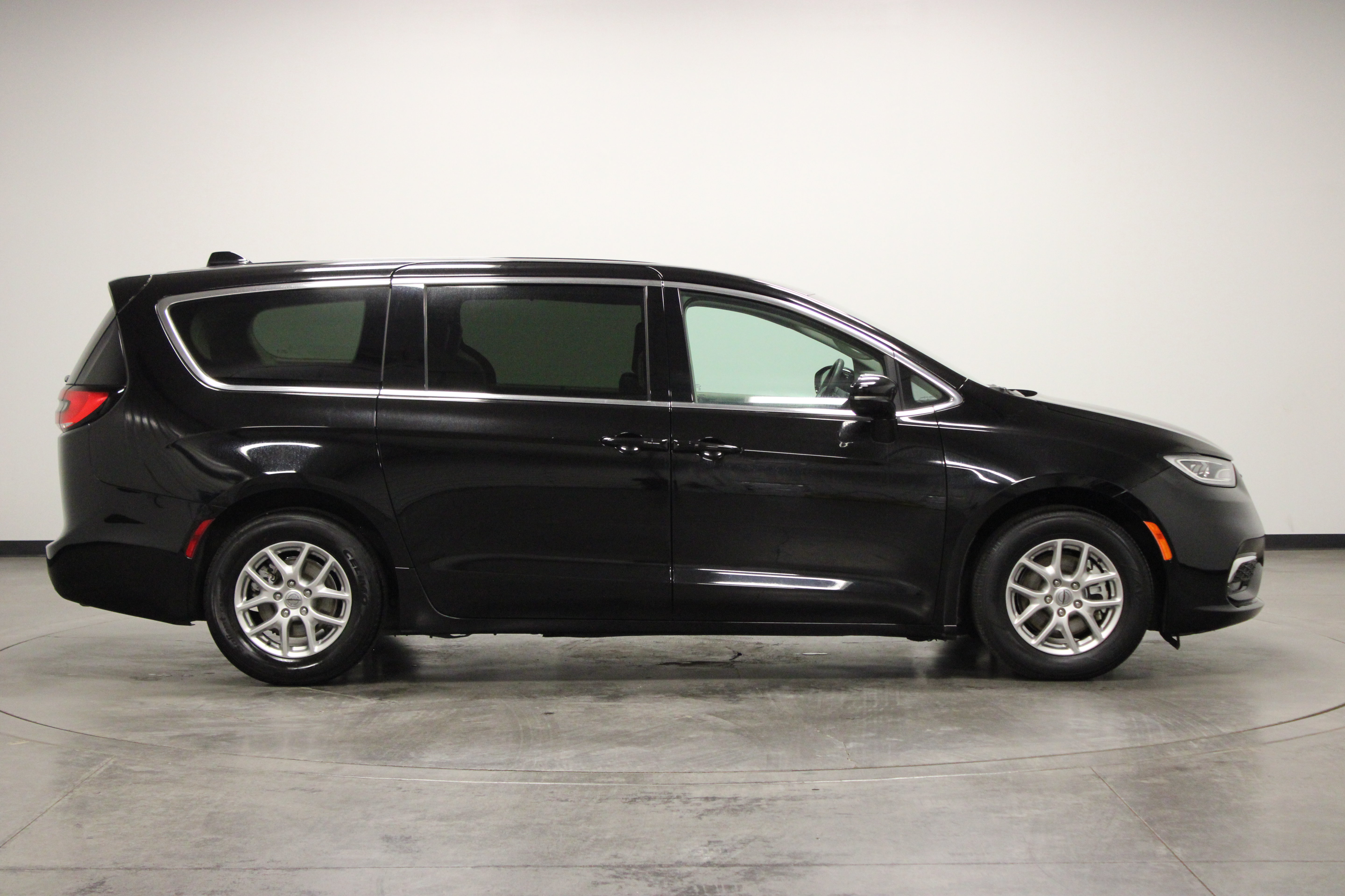 Used 2024 Chrysler Pacifica Touring-L FWD image 9