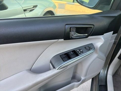 Used 2013 Toyota Camry XLE w/ Convenience Pkg image 4