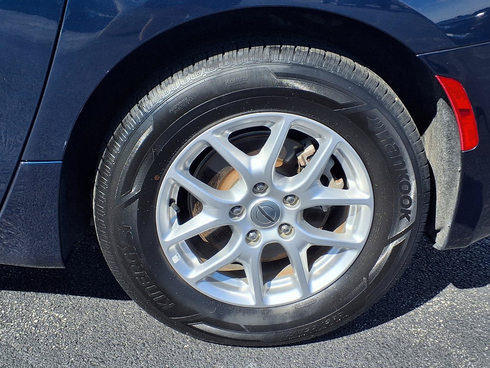 Used 2023 Chrysler Pacifica Touring-L FWD image 10