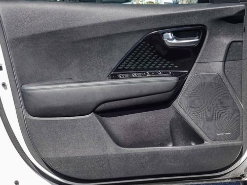 Certified 2022 Kia Niro EX Premium image 19