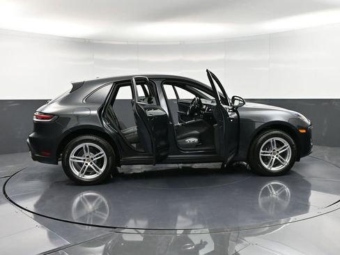 Certified 2025 Porsche Macan AWD/4WD image 36