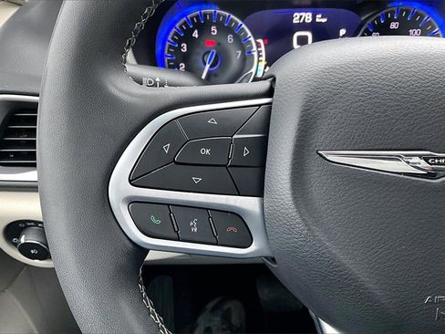 Used 2023 Chrysler Pacifica Touring-L image 18