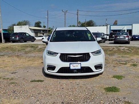 Used 2023 Chrysler Pacifica Touring-L FWD image 3