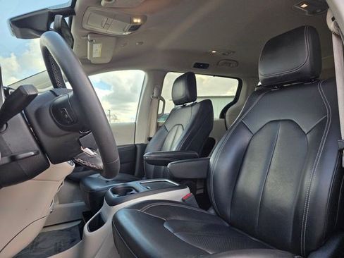 Used 2023 Chrysler Pacifica Touring-L FWD image 25