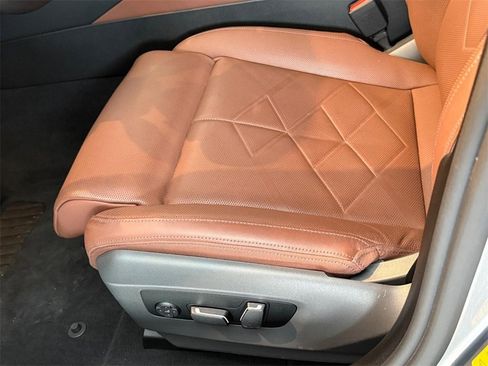 Used 2025 BMW 550e xDrive w/ Premium Package image 24