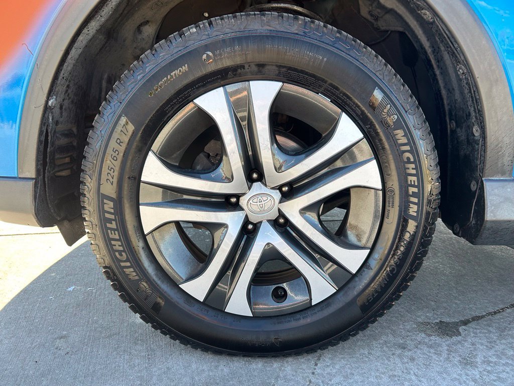 Used 2018 Toyota RAV4 LE w/ All Weather Liner Package AWD/4WD image 33