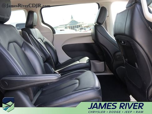 Used 2023 Chrysler Pacifica Touring-L image 11