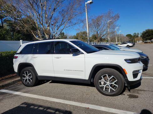 Used 2025 Jeep Grand Cherokee Limited w/ Luxury Tech Group II image 9