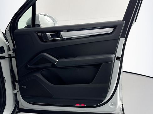Used 2023 Porsche Cayenne Platinum Edition image 23