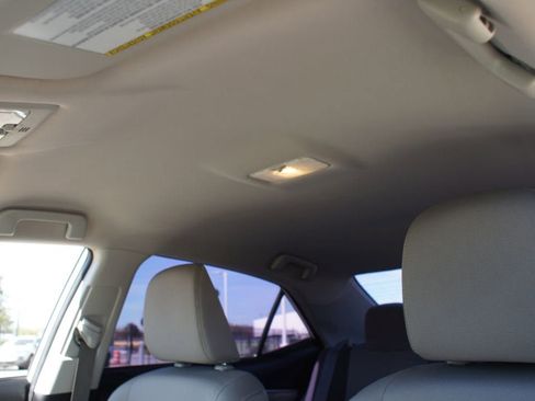 Used 2018 Toyota Corolla LE image 6