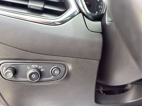 Used 2021 Chevrolet Equinox LT FWD image 18