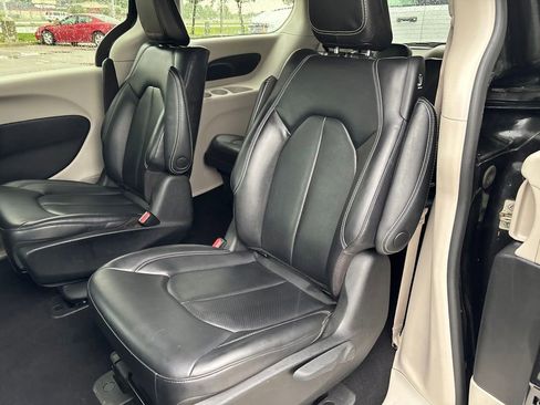 Used 2023 Chrysler Pacifica Touring-L FWD image 35