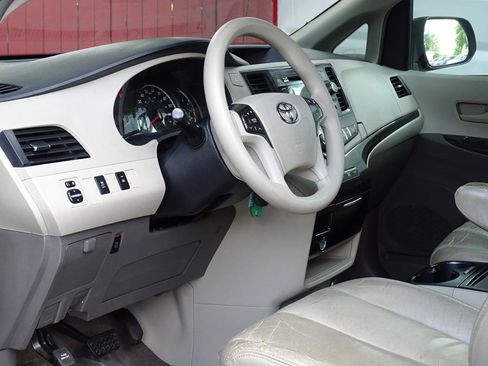Used 2014 Toyota Sienna LE FWD image 14