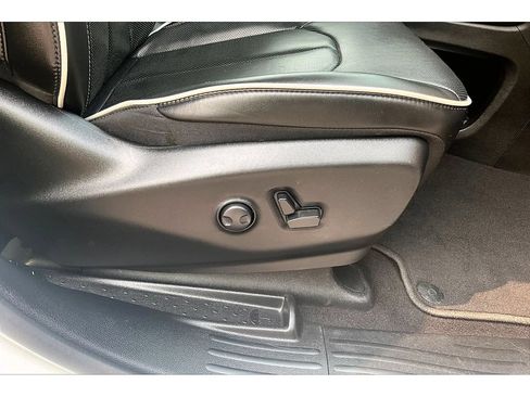 Certified 2025 Chrysler Pacifica Limited FWD image 52
