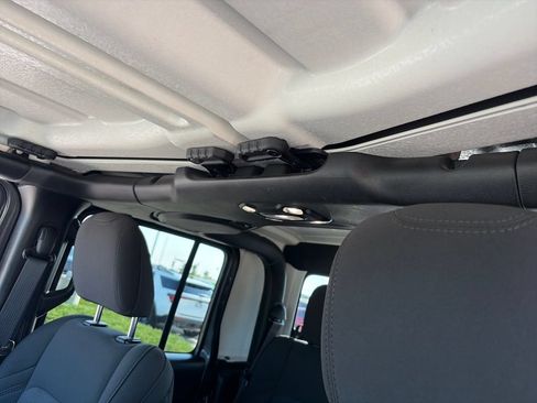 Used 2023 Jeep Gladiator Sport AWD/4WD image 29