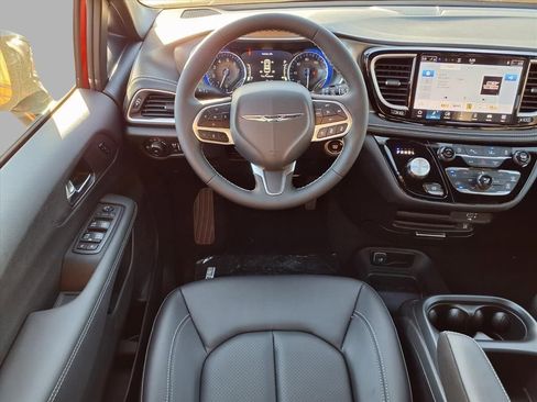 New 2026 Chrysler Pacifica Select image 4