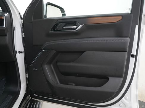 Used 2025 GMC Yukon XL Denali w/ Sun & Power Step Package AWD/4WD image 9
