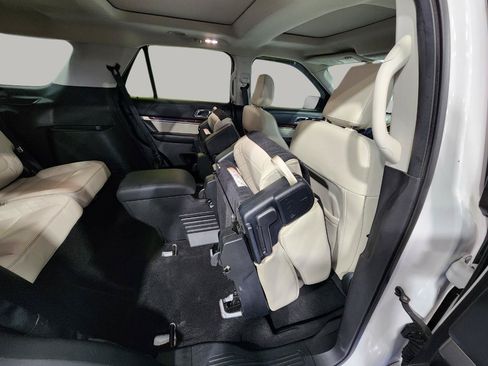 Used 2018 Ford Explorer Platinum AWD/4WD image 12