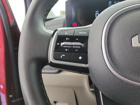Used 2025 Kia Carnival FWD image 21