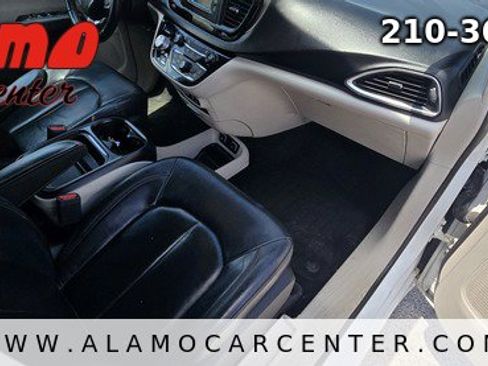 Used 2017 Chrysler Pacifica Touring-L FWD image 15