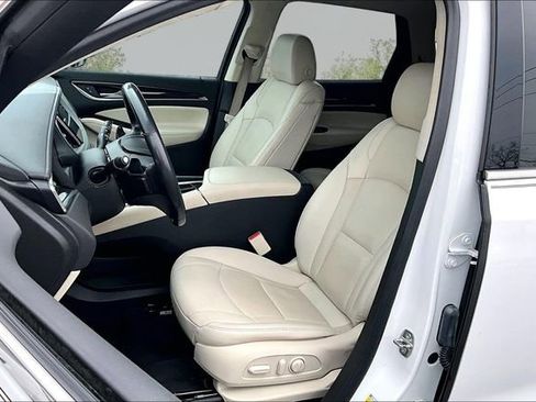 Used 2023 Buick Enclave Essence image 23