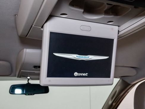 Used 2014 Chrysler Town & Country Touring FWD image 22