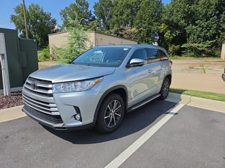 Used 2018 Toyota Highlander XLE FWD video 1