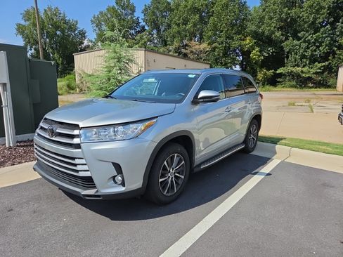 Used 2018 Toyota Highlander XLE FWD image 1