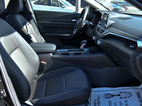 Used 2025 Nissan Altima 2.5 SV FWD image 40