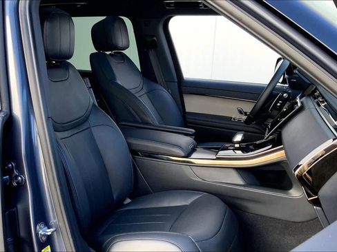 Used 2025 Land Rover Range Rover Sport SE image 8