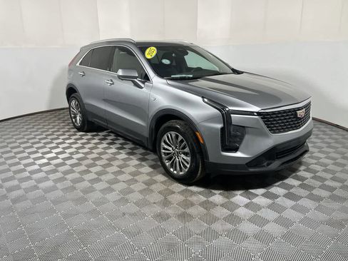 Used 2025 Cadillac XT4 Premium Luxury image 2