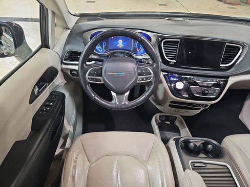 Used 2021 Chrysler Pacifica Touring-L image 13