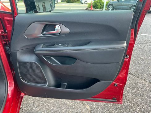 Used 2025 Chrysler Pacifica Select FWD image 28