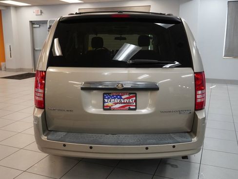 Used 2009 Chrysler Town & Country Touring FWD image 10
