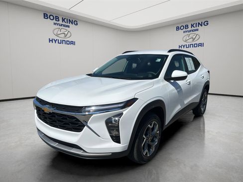 Used 2025 Chevrolet Trax LT image 1